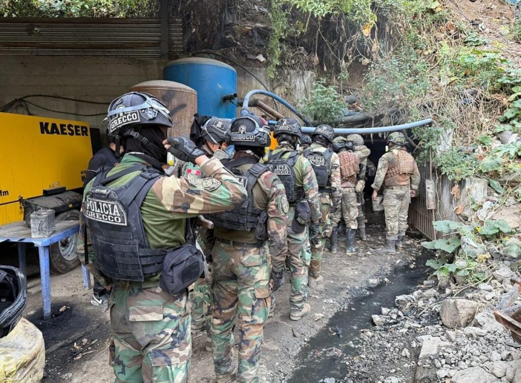 La Policía Nacional ingresa a la mina Galindo, en Pataz. Detuvo a seis personas. 