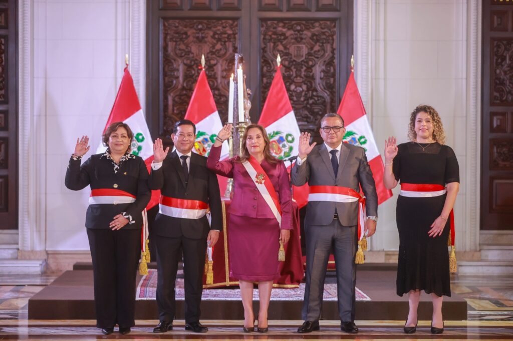 Dina Boluarte en compañía de su gabinete. 
