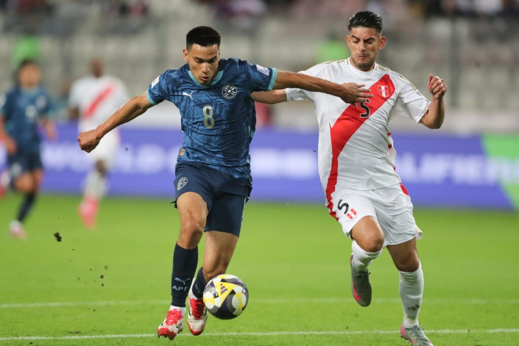 Carlos Zambrano fue uno de los más regulares de Perú en el partido ante Paraguay. 