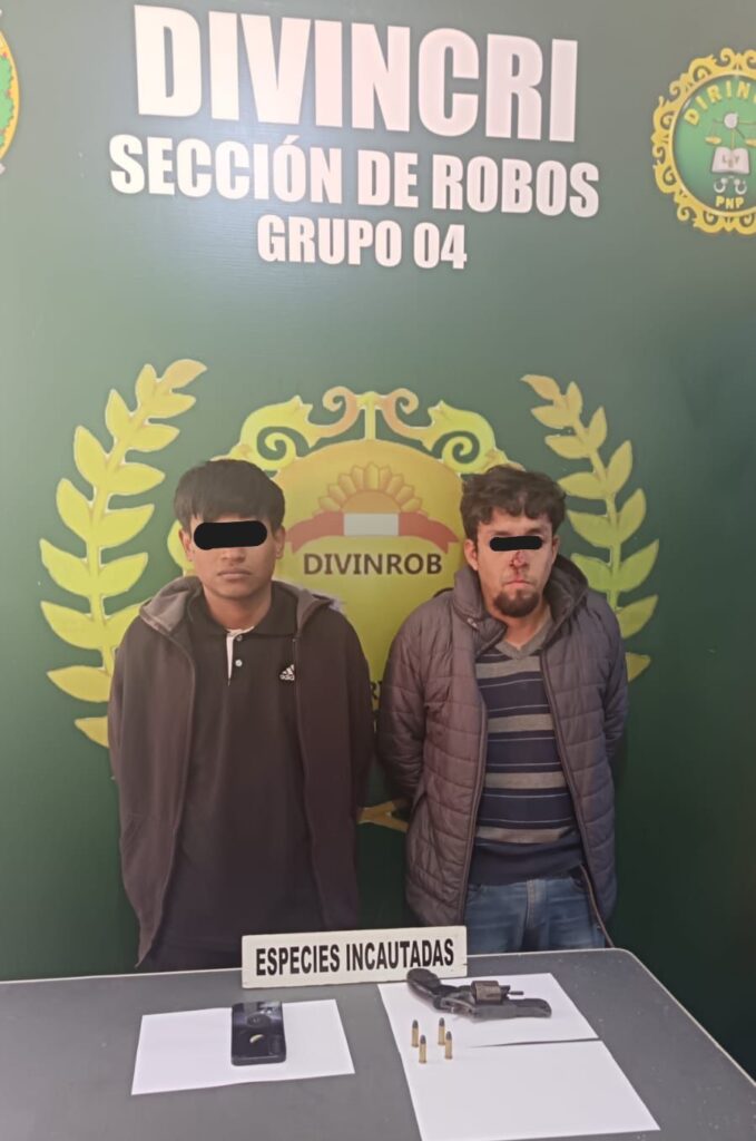 Estos dos sujetos fueron detenidos tras intentar robar, en la modalidad de marcas, a una persona que había retirado dinero del banco Interbank, en la avenida Larco, Trujillo.