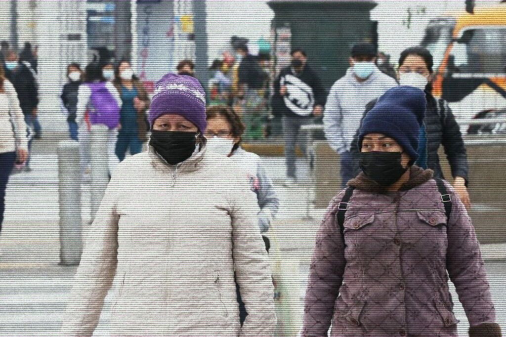 Dos personas se abrigan debido al intenso frío en Trujillo.