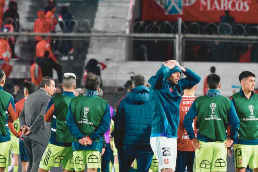 La U de Chile pasa a cuartos de final tras polémico fallo de Conmebol y se medirá ante Alianza Lima.