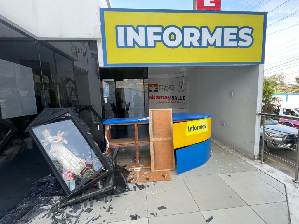 Vidros rotos y otros daños materiales ocasionó el ataque con explosivo en el centro de salud Inkamay Salud-Anticona, en Trujillo.