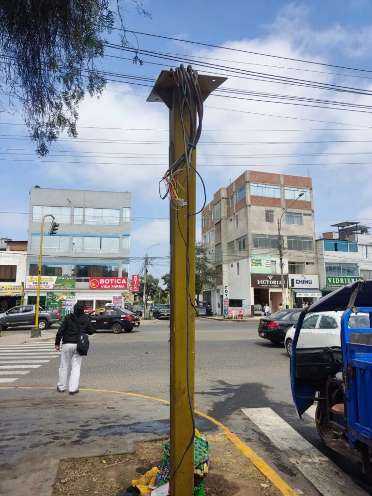 Así quedó la estructura donde se había instalado un semáforo en el cruce de la avenida América Sur con la calle Jaime Balmes, en La Noria, Trujillo. 