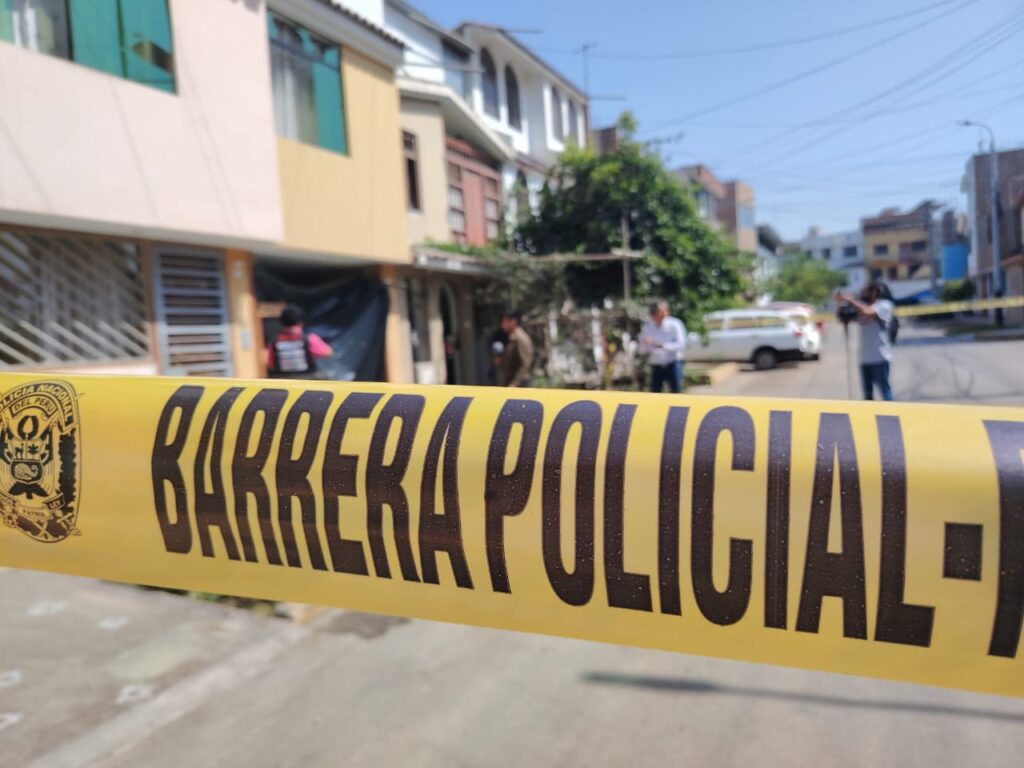 La Policía cerca la calle Los Sauces, en la urbanización La Rinconada de Trujillo, tras un ataque con explosivos. Este hecho forma parte del resumen de noticias más importante de la semana.