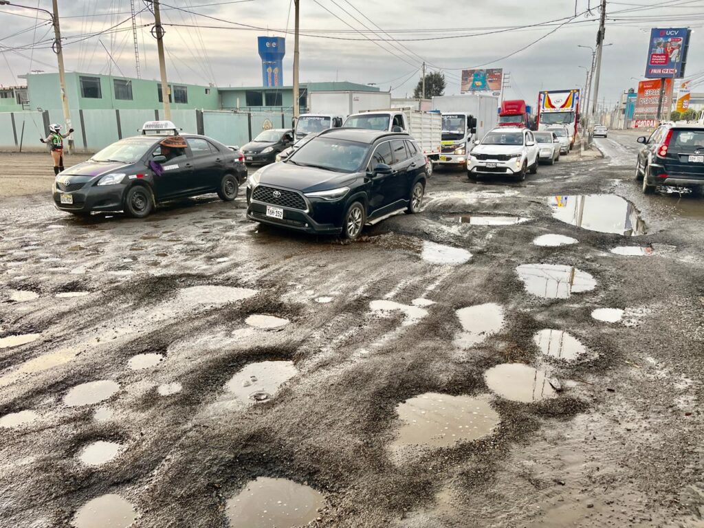 Huecos, agua y largas colas de vehículos: el infierno se ubica en la salida sur de Trujillo