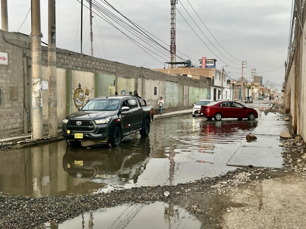 Huecos, agua y largas colas de vehículos: el infierno se ubica en la salida sur de Trujillo