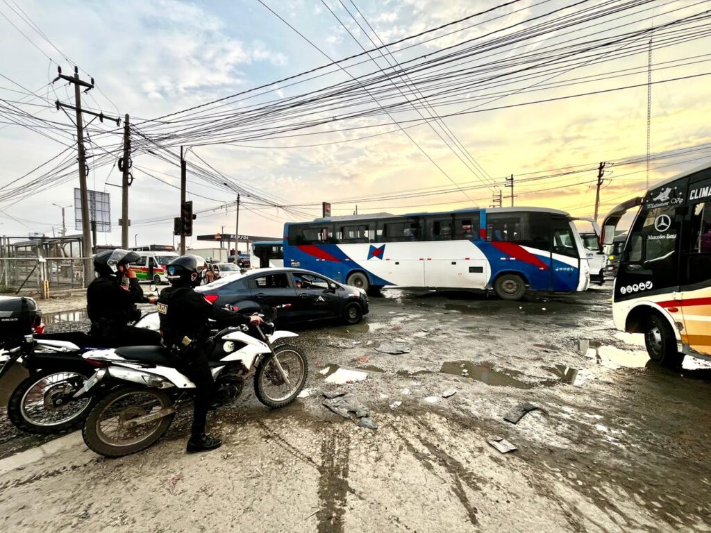 Huecos, agua y largas colas de vehículos: el infierno se ubica en la salida sur de Trujillo