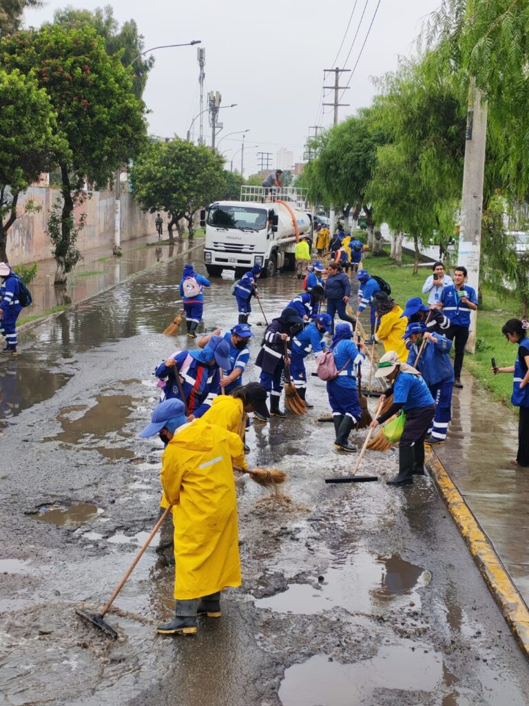 Una cuadrilla de trabajadores de la Municipalidad Provincial de Trujillo trabajan en la avenida Jesús de Nazareth, donde se empozó el agua de lluvia.
Los pronósticos del Senamhi advierten de lluvias en Trujillo hasta el domingo 15 de marzo.