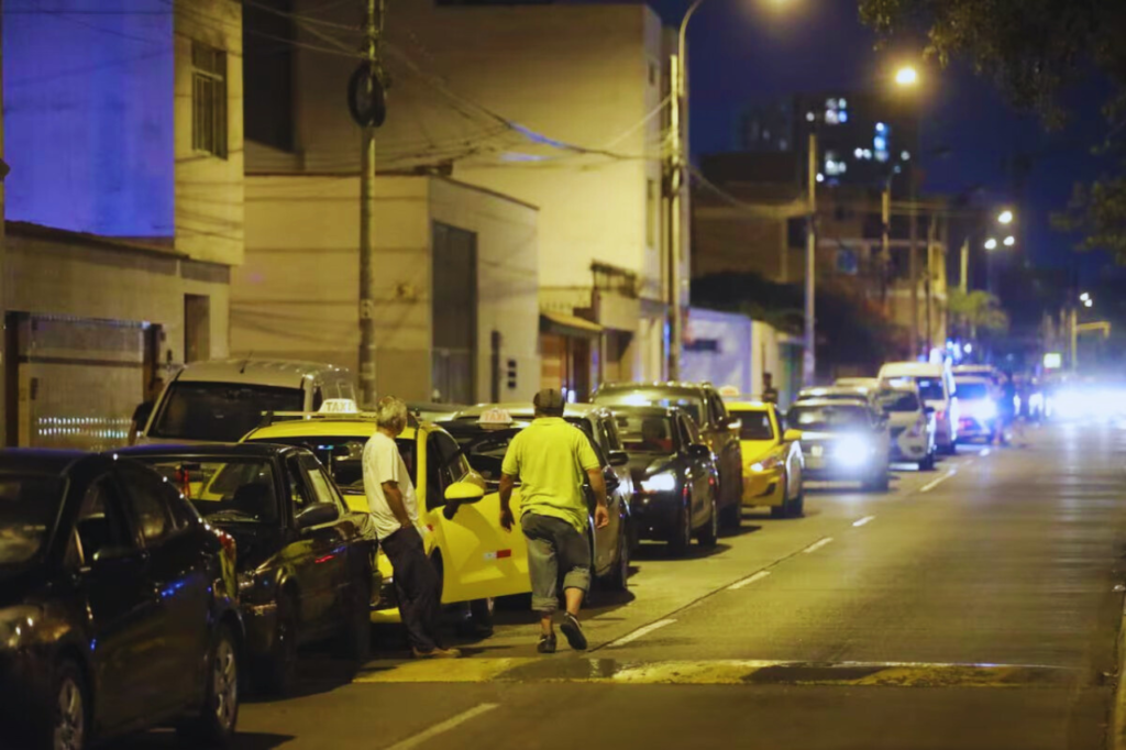 En Lima taxistas forman largas colas para abastecerse de GNV.