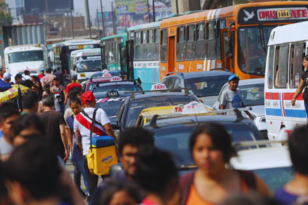 Largas filas de vehículos y personas que intentan abordar una unidad en Lima, Perú. Esta es una de las causas que afectan la calidad de sueño, según estudios.