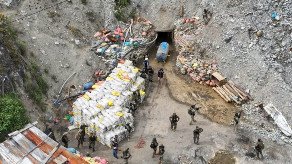 Las Fuerzas Armadas intervienen un socavón de minería ilegal de oro en la provincia de Pataz, región La Libertad.