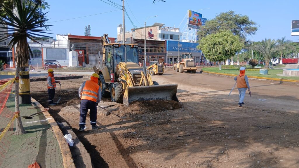 Obreros ejecutan los trabajos de construcción de la nueva capa asfáltica del óvalo Larco, en Trujillo.
