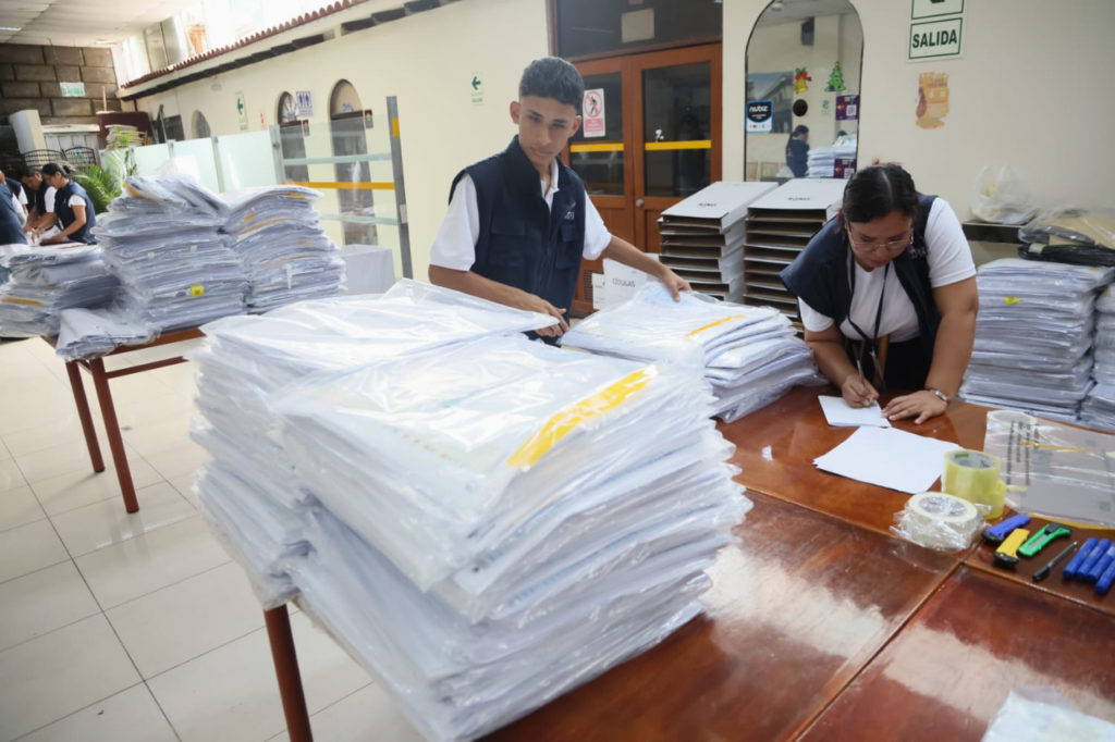 Trabajadores de la ONPE continúan con el conteo de actas, tras concluir las Elecciones Generales 2026 en Perú.
