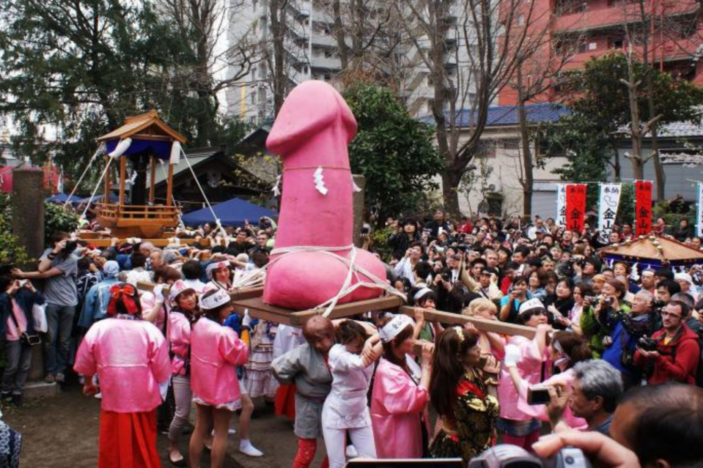 En Japón, decenas de personas celebran el 'Kanamara Matsuri' o "Festival del Falo de Acero".