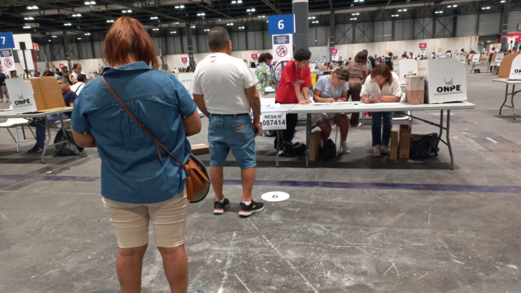 Electores en cola para sufragar en su mesa de votación en la segunda vuelta electoral en Perú, este domingo 7 de junio de 2026.