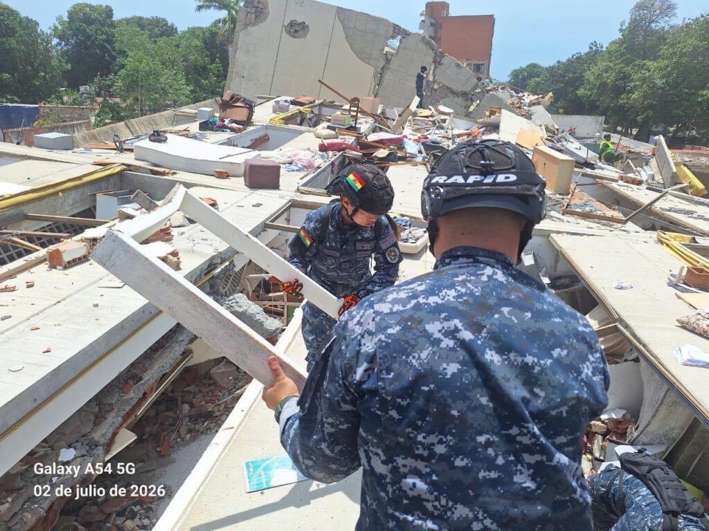 Rescatistas continúan con la búsqueda de personas atrapadas en un edificio en escombros, en La Guaira, Venezuela.