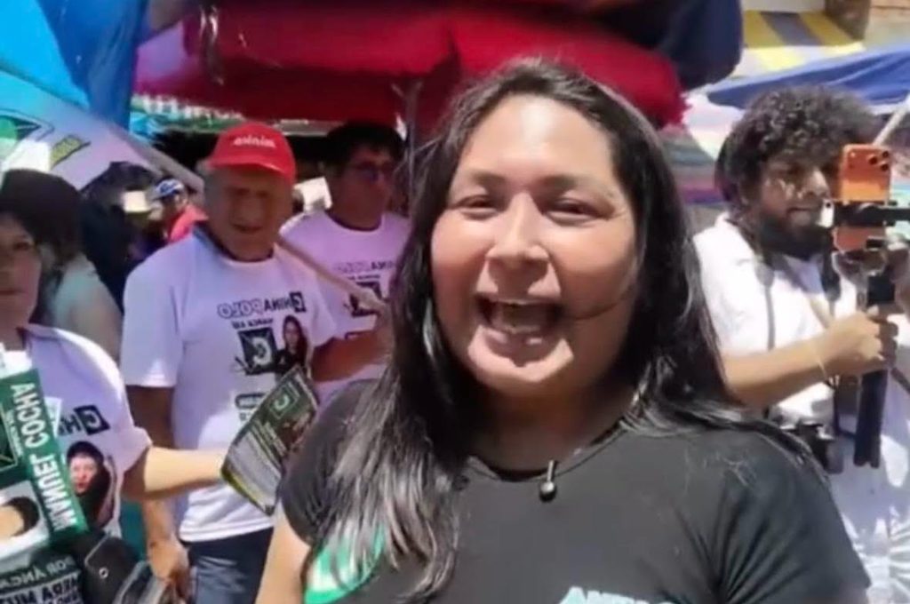 La China Polo, durante una transmisión en vivo, minutos antes de ser acribillada a balazos, en un mercado de Caraz, Áncash.